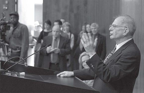Daniel Kahneman in het auditorium van de Princeton Universiteit, kort nadat bekend werd dat hij de Nobelprijs had gewonnen (oktober 2002).