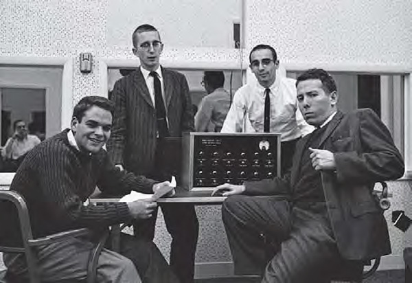 Stanley Milgram (r) met de eerste pseudoschokgenerator en enkele studenten van de Yale-universiteit.