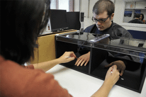 De rubberhand-illusie (foto: Vanderbilt University)