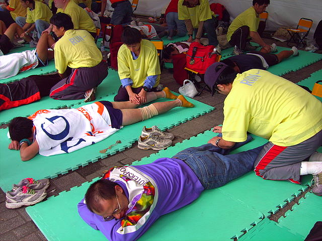 Nike Taiwan biedt Marathonlopers een massage aan tijdens de ING Taipei International Marathon 2004. (foto: Rico Shen, GFDL & CC-BY-SA via Wikimedia Commons)