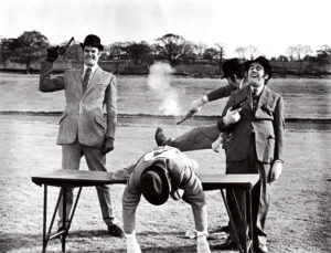 Scène uit Monty Pythons sketch ‘Upper-class Twit of the Year Race’ (1970) — the final obstacle: now all they have to do here to win the title is to shoot themselves … (foto | Alamy)