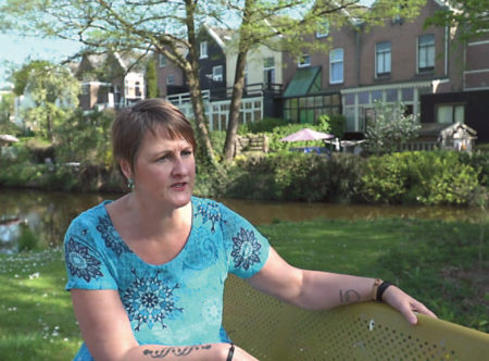 De bizarre complottheorieën van Janet Ossebaard over QAnon en het